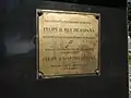 Placa bajo la estatua del rey Felipe II de España