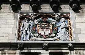 Escudo de Amberes en el muro del castillo