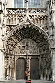 Portada de la catedral de Amberes (1352-1521), de estilo gótico de Brabante -Cammaerts, Emile. Belgium, From the Roman Invasion to the Present Day. T. Fisher Unwin Ltd, London, 1921, fuente citada en Brabantine Gothic-, definido en Brabante desde mediados del siglo XIV y más sobrio que el flamígero.