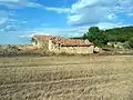 Rastrojos en Mas del Olmo, Ademuz (Valencia), con detalle de corrales y descubiertos al fondo.