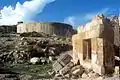 Vista de las ruinas de la ermita de Santa Bárbara en Ademuz (Valencia), con detalle del depósito del agua potable que abastece a la población al fondo. Siglo XVII.