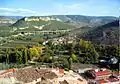 Vista meridional del valle del Turia desde las ruinas de la ermita de Santa Bárbara en Ademuz (Valencia), con detalle del Pico de la Muela y el viaducto de la CN-330 a su paso frente a la localidad. Siglo XVII.