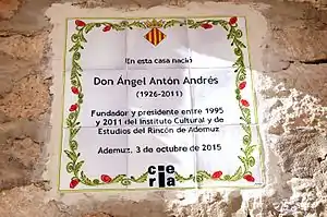 Detalle de plafón cerámico en la fachada de la casa natal de don Ángel Antón Andrés (1926-2011), s/f.