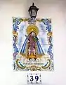 Detalle de plafón cerámico con la imagen de la Virgen de los Desamparados en la fachada de una casa de Ademuz (Valencia), año 2003 (s/f).