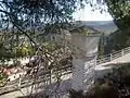 Vista parcial de la vega de Ademuz (Valencia), con detalle de un pilón de Viacrucis.