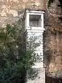 Estación XI del Viacrucis de Ademuz (Valencia): Detalle de pilón adosado a la tapia oriental del cementerio parroquial.