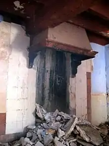 Detalle de chimena de fuego bajo arruinada en una vivienda de las Casas de la Balsa (Ademuz) (Valencia), año 2008.