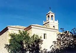 Vista meridional de la parroquial de Casas Bajas (Valencia), con detalle de la cabecera y crucero izquierdo, y la torre-campanario al fondo.