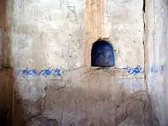 Detalle de hornacina y cenefa de azulete en el zócalo del presbiterio de la ermita de San Pedro en El Cuervo (Teruel).