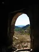 Vista parcial del caserío de El Cuervo (Teruel), desde el interior de la ermita de San Pedro, con detalle del arco.