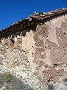 Vista del exterior de la ermita de San Pedro en El Cuervo (Teruel), con detalle de la esquina sureste.