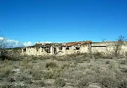 Vista de la plaza Mayor del barrio minero de «La Azufrera» de Libros (Teruel), con detalle de construcciones correspondientes a la Tercera barriada, año 2016.