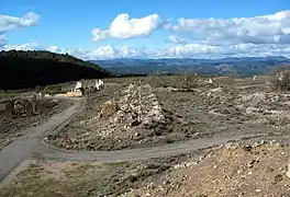 Vista de las ruinas del barrio minero de «La Azufrera» de Libros (Teruel), con detalle del acceso desde la carretera de Riodeva y ruinas correspondientes a la Primera y Segunda barriada, año 2016.