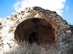 Vista de las ruinas del barrio minero de «La Azufrera» de Libros (Teruel), con detalle de los grandes hornos de iglesia, año 2016.