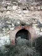 Vista de las ruinas del barrio minero de «La Azufrera» de Libros (Teruel), con detalle de boca de horno, año 2016.