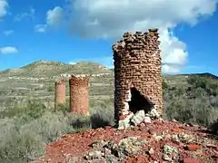 Vista de las ruinas del barrio minero de «La Azufrera» de Libros (Teruel), con detalle de chimeneas de ladrillo, año 2016.