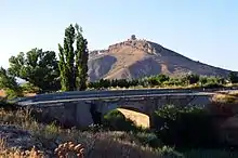 Vista meridional del cerro de Moya (Cuenca), desde el río Ojos de Moya.