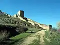 Vista meridional de La Coracha del castillo de Moya (Cuenca), con detalle de la torre de San Roque en la parte alta. Siglo XIV.