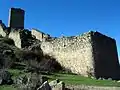 Vista meridional de La Coracha del castillo de Moya (Cuenca), con detalle de la torre del Agua en la parte inferior. Siglo XIV.