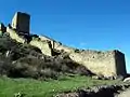 Vista meridional de La Coracha del castillo de Moya (Cuenca), con detalle de la torre de San Roque en la parte alta. Siglo XIV.