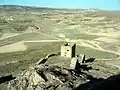 Vista de La Coracha del castillo de Moya (Cuenca), con detalle de la torre de San Roque. Siglo XIV.