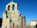 Vista frontal (occidental) de la iglesia de la Trinidad en Moya (Cuenca), con detalle de la espadaña, antes de su restauración.