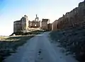 Vista de las ruinas de la iglesia de San Bartolomé en Moya (Cuenca), desde la Puerta de la Calzadilla, con detalle de la muralla del II Recinto.