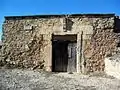 Vista frontal (meridional) de la iglesia de San Miguel en Moya (Cuenca), cuyo solar se reconvirtió en cementerio local.