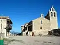 Vista frontal de la iglesia de Santa María en Moya (Cuenca), desde la plaza Mayor, con la Casa Consistorial a la izquierda.