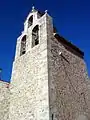 Vista fronto-lateral derecha (suroccidental) de la iglesia de Santa María en Moya (Cuenca), con detalle de la espadaña herreriana. Siglos XII-XIV.