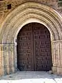 Vista frontal del arco de entrada a la iglesia de Santa María en Moya (Cuenca), con detalle de las arquivoltas. Siglo XIV.