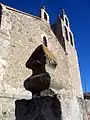 Vista frontal de la iglesia de Santa María en Moya (Cuenca), con detalle de adorno lanceolado en la plaza Mayor.