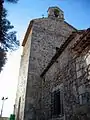 Detalle de la espadaña de la iglesia de Santa María en Moya (Cuenca), desde el callejón de Santa María.