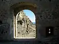 Vista interior de la Puerta de los Ojos en Moya (Cuenca), con detalle de la ladera occidental del cerro. Siglo XV.