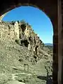 Vista interior de la Puerta de los Ojos en Moya (Cuenca), con detalle de la ladera occidental del cerro, donde se observa la muralla del Primer Recinto (siglo XII). Siglo XV.