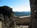 Panorama de la vega desde la Puerta de los Ojos en Moya (Cuenca), con detalle del muro.