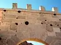 Vista parcial (exterior) de la Puerta de la Villa en Moya (Cuenca), con detalle del almenado, tras su restauración. Siglo XVI.