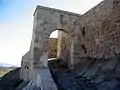 Vista lateral (exterior) de la Puerta de la Villa en Moya (Cuenca), con detalle de la rampa, tras su restauración. Siglo XVI.