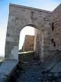 Vista lateral (exterior) de la Puerta de la Villa en Moya (Cuenca), con detalle de la rampa, tras su restauración. Siglo XVI.