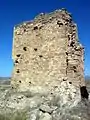 Fragmento de muralla y torreón en Moya (Cuenca), a la entrada del recinto, frente a la Puerta de San Juan.