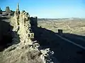 Detalle del adarve y almenas del castillo de Moya (Cuenca), desde La Albacara.