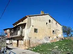 Construcción tradicional (vernacular) en Negrón, Vallanca (Valencia), con detalle de balconadas bajo tejaroz, año 2006.