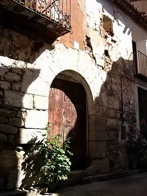 Detalle de arquitectura tradicional (venacular) en Puebla de San Miguel, correspondiente a la Casa Abadía (2003).