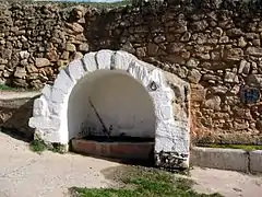 Detalle de arquitectura tradicional (venacular) en Puebla de San Miguel, correspondiente a la fuente de Abajo (2003).