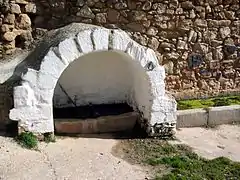 Detalle de arquitectura tradicional (venacular) en Puebla de San Miguel, correspondiente a la fuente de Abajo (2003).