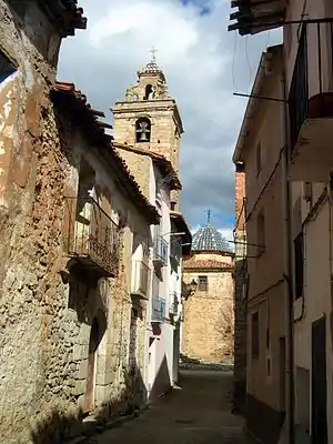 Detalle de arquitectura tradicional (vernacular) en Puebla de San Miguel (Valencia), con el campanario de la parroquial al fondo, año 2003.