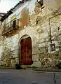 Vista frontal de la fachada de la antigua Casa Abadía de Puebla de San Miguel (Valencia), año 2004.