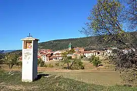 Vista general (meridional) de Puebla de San Miguel, desde el Vía Crucis (2015).