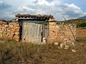 Detalle de portón de entrada a corral y descubierto en Mas del Olmo, Ademuz (Valencia).