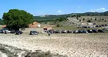 Vista general de la «ermita de Santerón» en Algarra (Cuenca), con detalle del nogal que sombrea la placeta, año 2005.